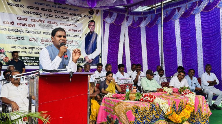 ಸರ್ಕಾರದ ಸೌಲಭ್ಯಗಳನ್ನು ಜನತೆಗೆ ತಲುಪಿಸುವ ಉದ್ದೇಶವೇ ಮನೆ-ಮನೆಗೆ ಶಾಸಕ ಕಾರ್ಯಕ್ರಮ