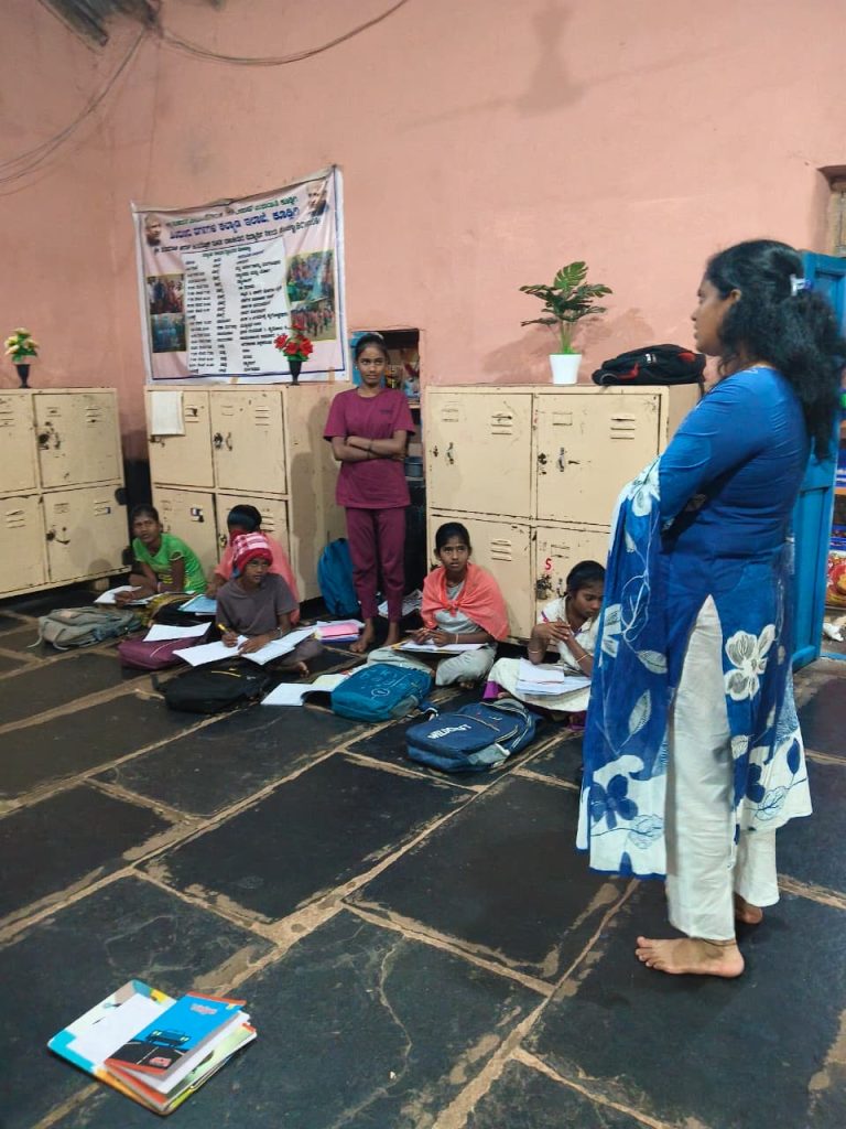 ಬಾಲಕಿಯರ ವಸತಿ ನಿಲಯಕ್ಕೆ ತಹಶೀಲ್ದಾರ್ ನೇತ್ರಾವತಿ ದಿಢೀರ್ ಭೇಟಿ