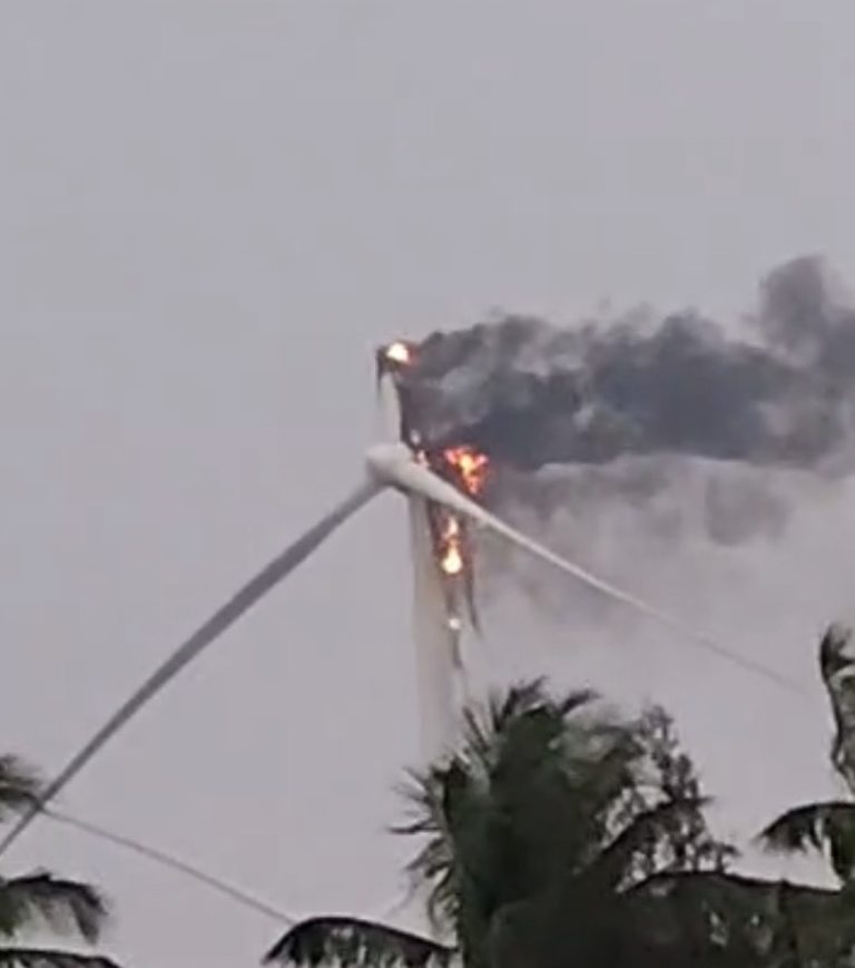 ಸಿಡಿಲು ಬಡಿದು ಹೊತ್ತಿ ಉರಿದ ವಿಂಡ್ ಫ್ಯಾನ್