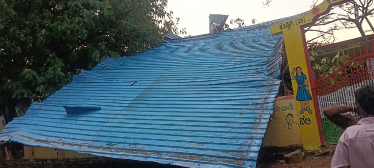 ಬಿರುಗಾಳಿಗೆ ಹಾರಿಹೋದ ಶಾಲೆಯ ಶೀಟ್